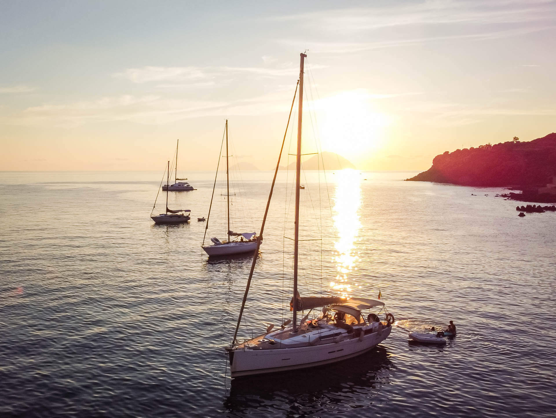 Barche alla fonda al tramonto alle Eolie