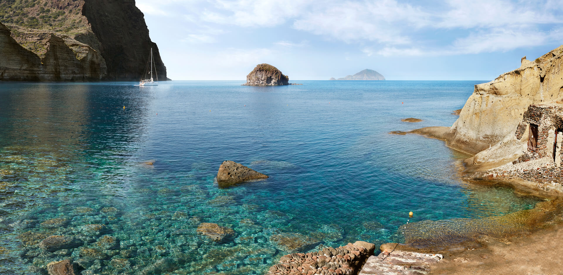Acqua cristallina in una caletta delle Eolie