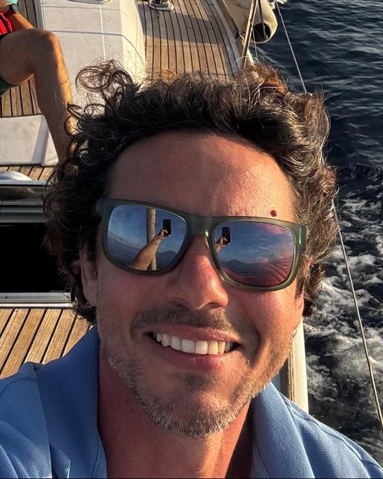 Antonio, skipper di Vieniviaconme, a bordo durante una crociera alle Eolie